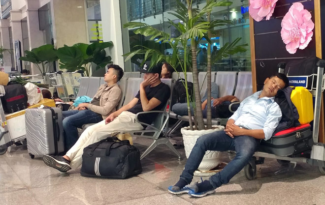 Nghìn người hành xác ở sân bay Tân Sơn Nhất rạng sáng 27 Tết